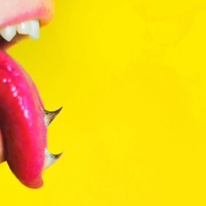 Dengarkan lagu 舌 nyanyian Zuma dengan lirik