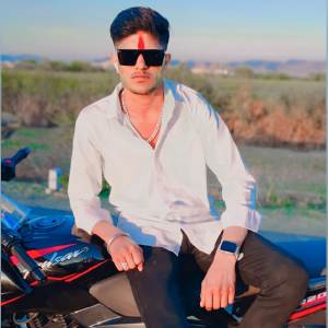 收聽Ajay Gambhira的Status Dekh Lya Aatro He Pyar Bachyo歌詞歌曲