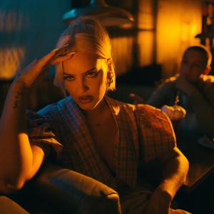 ดาวน์โหลดและฟังเพลง PSYCHO (Acoustic|Explicit) พร้อมเนื้อเพลงจาก Anne-Marie