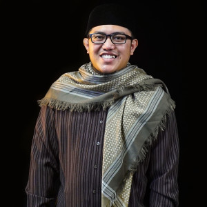 Dengarkan lagu Al Muzammil nyanyian Abdul Aziz Ma'arif dengan lirik