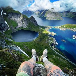 收聽Mikko Tähti的Reunalla (Explicit)歌詞歌曲