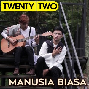 Dengarkan Manusia Biasa lagu dari Twenty Two dengan lirik
