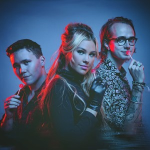 Dengarkan lagu Treat Me Better nyanyian Bomarz dengan lirik