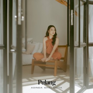 收聽Adinda Shalahita的Pulang歌詞歌曲