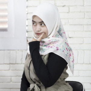 Listen to Luntur song with lyrics from Woro Widowati