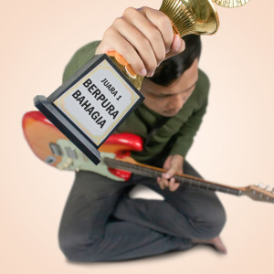Listen to Berpura Bahagia song with lyrics from Gari