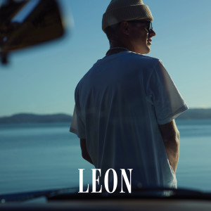 Dengarkan Off the Wall lagu dari Leon dengan lirik