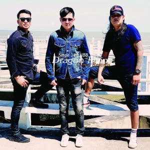 Listen to แค่..เธอ song with lyrics from Dragon Flying
