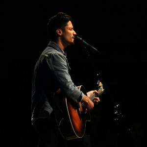 Dengarkan lagu Ninguém Explica Deus nyanyian Worship dengan lirik