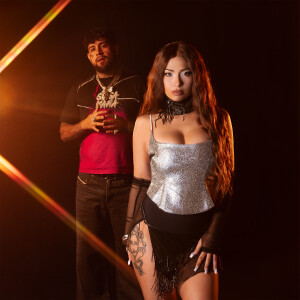 ดาวน์โหลดและฟังเพลง Chandal Prada พร้อมเนื้อเพลงจาก Bea Pelea
