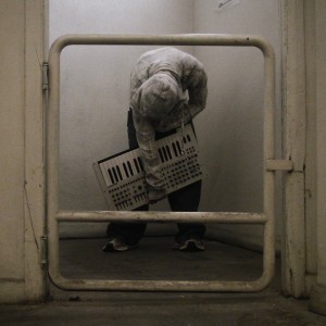 ดาวน์โหลดและฟังเพลง LET GO พร้อมเนื้อเพลงจาก pluko