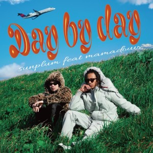 Dengarkan lagu Day by day (feat. mamadou) nyanyian sunplum dengan lirik