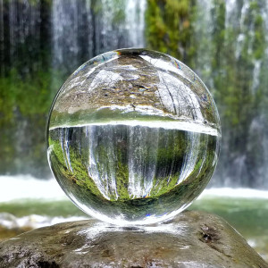 Dengarkan Waterfall lagu dari Colours in Context dengan lirik