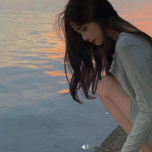 Dengarkan lagu 笑红尘 (深情男声版) nyanyian 梨香 dengan lirik