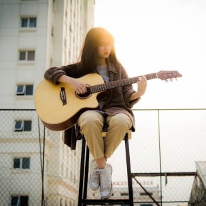 ดาวน์โหลดและฟังเพลง Komang พร้อมเนื้อเพลงจาก Intan Nevita