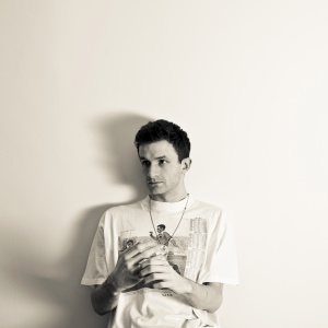 收聽Monument Valley的Round & Round歌詞歌曲