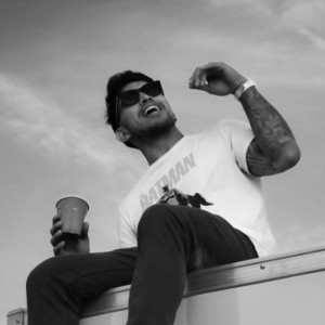 Dengarkan The Intro (Explicit) lagu dari John V dengan lirik