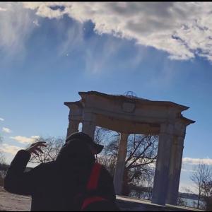 Listen to Sunt Riv (Explicit) song with lyrics from Riv