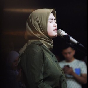 Listen to Perlahan song with lyrics from Woro Widowati