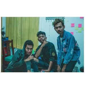 Listen to Rindu Mau Pulang song with lyrics from RIBERU