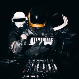 Dengarkan lagu Nous sommes les Daft Punk nyanyian Zzccmxtp dengan lirik