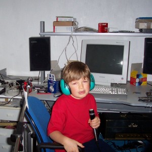 Dengarkan lagu 15 År, Pt. 2 (Explicit) nyanyian Henric Edström dengan lirik
