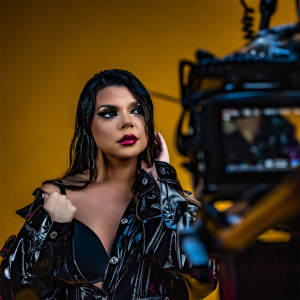 Dengarkan Offline lagu dari Laura Bruma dengan lirik