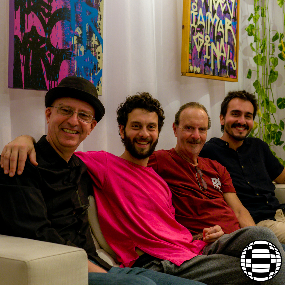 Quatro Paredes (Ao Vivo na Sala de Estar)