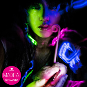 ดาวน์โหลดและฟังเพลง Syncronize พร้อมเนื้อเพลงจาก Madita