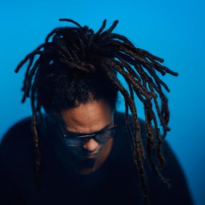 收聽Dellé的Tell Me Who You Are歌詞歌曲