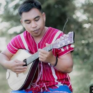 ดาวน์โหลดและฟังเพลง Saw Eh Khu ' teacher' พร้อมเนื้อเพลงจาก poe karen