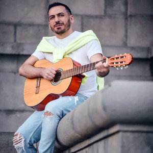 Dengarkan lagu Pakhtsnem Es Gisher nyanyian Emmanuel dengan lirik