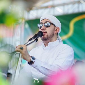 Dengarkan lagu YA ASYIQOL MUSTHOFA - AHMAD YA HABIBI nyanyian MAJELIS AZ ZAHIR dengan lirik