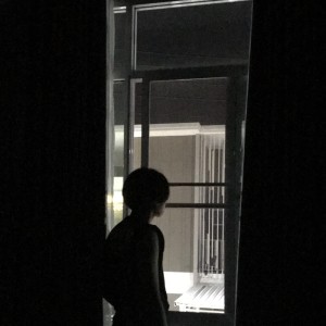 ดาวน์โหลดและฟังเพลง Dark พร้อมเนื้อเพลงจาก อะ ตอม