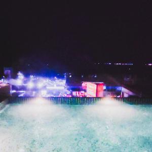 收聽kalifern的hotel rooftop歌詞歌曲