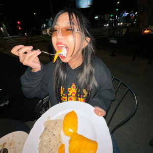 ดาวน์โหลดและฟังเพลง Mango Sticky Rice พร้อมเนื้อเพลงจาก MILLI