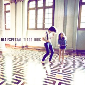 ดาวน์โหลดและฟังเพลง Dia Especial พร้อมเนื้อเพลงจาก Tiago Iorc