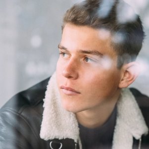 ดาวน์โหลดและฟังเพลง Let Me Go พร้อมเนื้อเพลงจาก Gregor Hägele