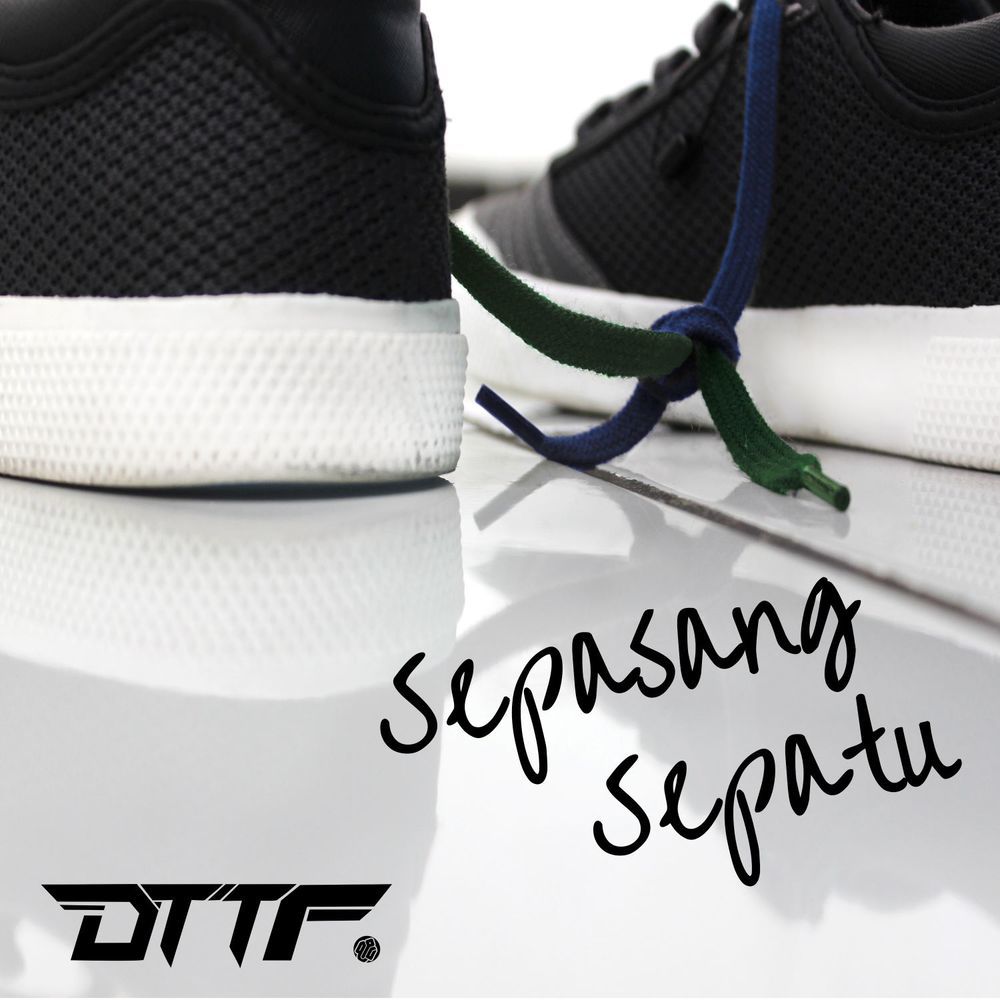 Sepasang Sepatu