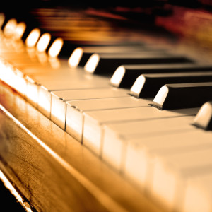 Dengarkan lagu Piano nyanyian Chill Out Piano Music dengan lirik