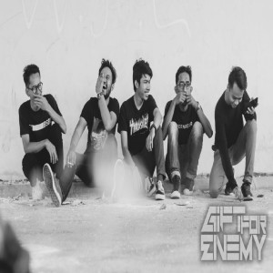 Dengarkan Tetaplah Tersenyum lagu dari Gift For Enemy dengan lirik