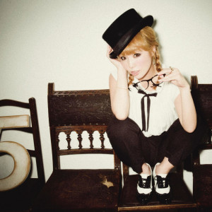 ดาวน์โหลดและฟังเพลง You & I Feat. Love Love Love พร้อมเนื้อเพลงจาก AZU