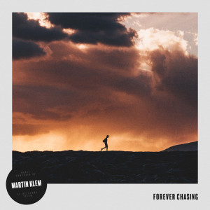 ดาวน์โหลดและฟังเพลง Forever Chasing พร้อมเนื้อเพลงจาก Martin Klem