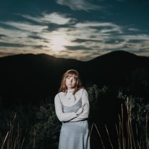 ดาวน์โหลดและฟังเพลง It Must Be Someone Else’s Fault พร้อมเนื้อเพลงจาก Courtney Marie Andrews