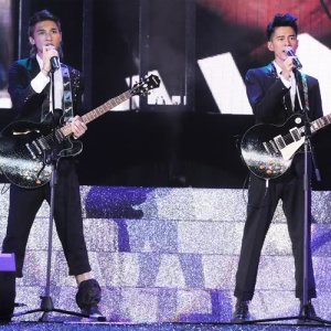 Dengarkan lagu Hu Han Qing Chun (feat. Ellen Joyce Loo) nyanyian Shine dengan lirik