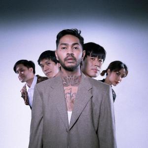 Dengarkan Nostalgia lagu dari L.Y.O.N dengan lirik