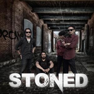 Dengarkan lagu Menaklukan Aku nyanyian Stoned dengan lirik