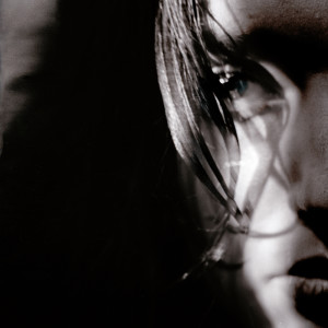 Dengarkan lagu The Horizon Bleeds and Sucks Its Thumb (Remastered) nyanyian This Mortal Coil dengan lirik