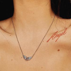ดาวน์โหลดและฟังเพลง Angel พร้อมเนื้อเพลงจาก FINNEAS
