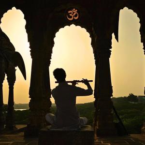 收聽Suparna的Aum Shanti歌詞歌曲